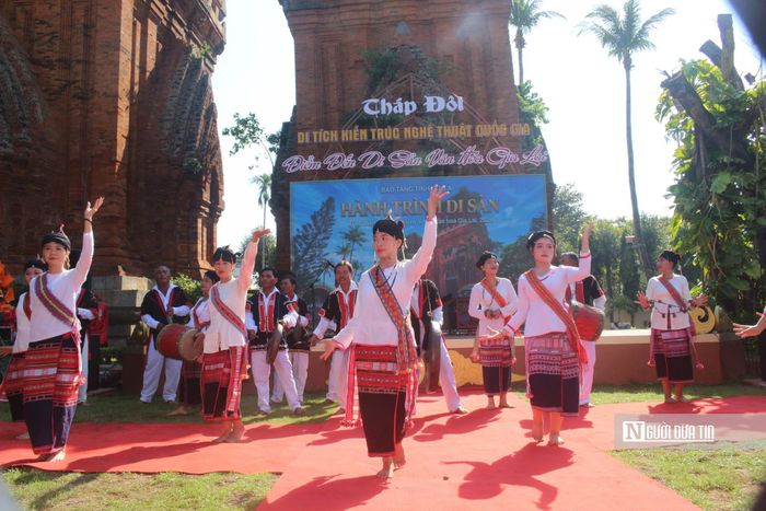 Trong không gian của Di tích, các nghệ nhân biểu diễn các loại hình nghệ thuật truyền thống của đồng bào các dân tộc trong tỉnh. Trong ảnh: Biểu diễn bài Vui mùa lúa chín của người Chăm H'roi.