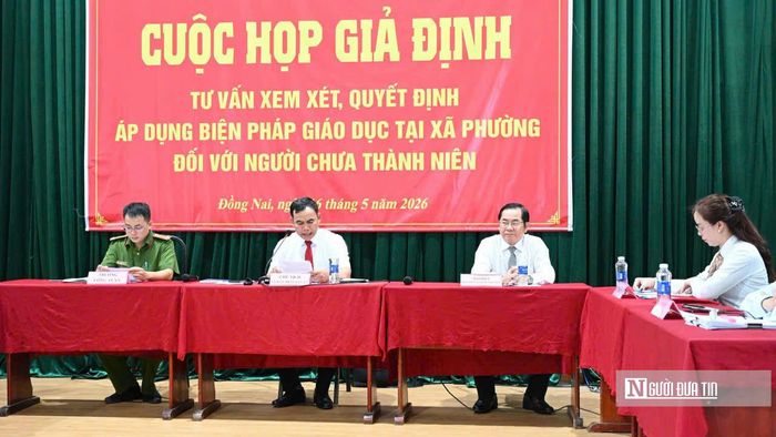 Luật gia Chu Văn Hiển đóng vai Chủ tịch UBND xã trong cuộc họp giả định tại Trường THPT Điểu Cải, giúp học sinh tiếp cận quy trình xử lý tình huống pháp lý một cách trực quan, sinh động.