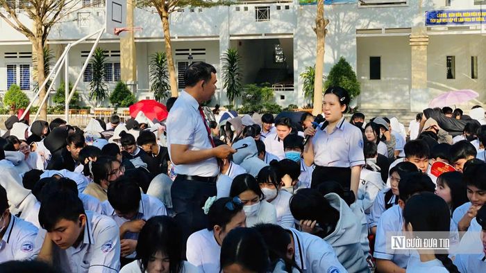 Luật gia Chu Văn Hiển trao đổi, giải đáp thắc mắc của học sinh tại buổi tuyên truyền, giúp các em hiểu rõ hơn về quy định pháp luật và cách ứng xử phù hợp trong môi trường học đường.