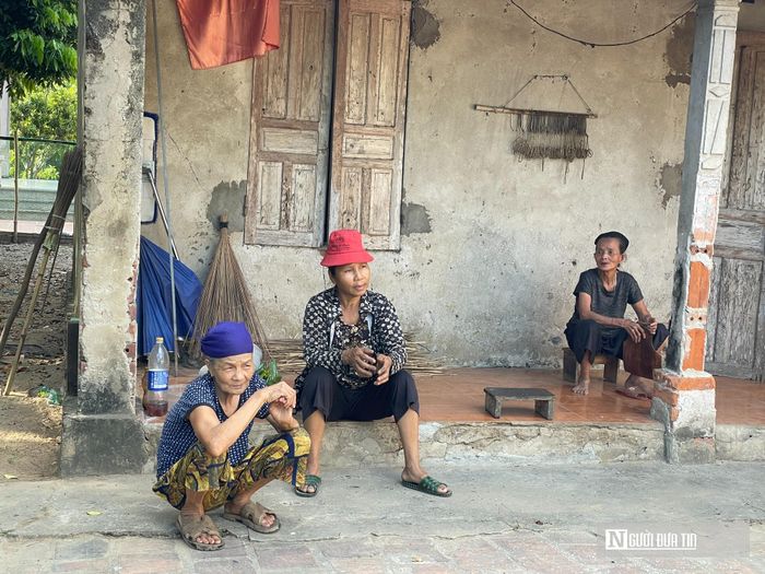 Những người già ở thôn cả đời mong mỏi có cây cầu để qua sông không còn khó khăn.