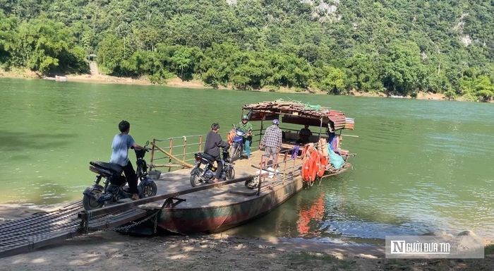 Tình trạng cách trở sông nước kìm hãm sự phát triển kinh tế xã hội của địa phương.