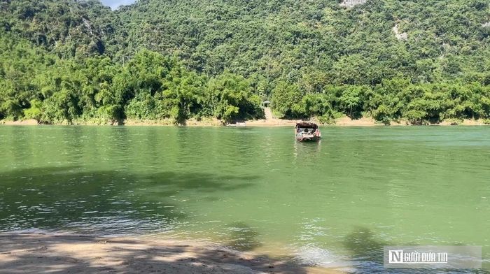Mọi hoạt động đi lại của người dân Thành Tân đều phụ thuộc vào con đò nhỏ.