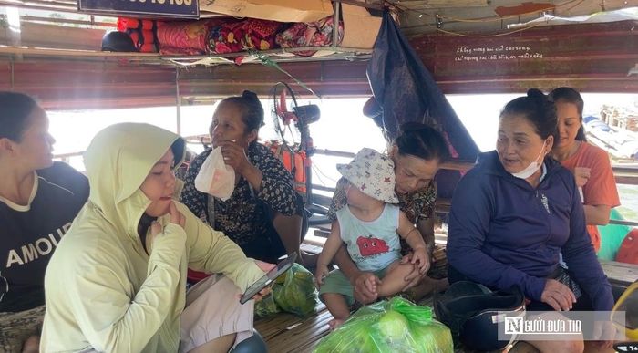 Những chuyến đò tất bật qua sông mỗi ngày.