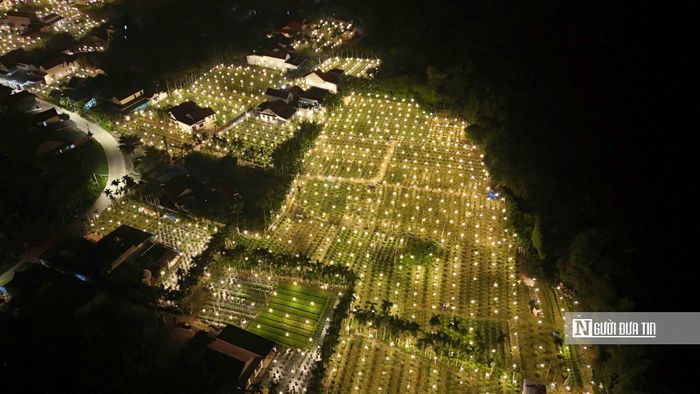 Lãnh đạo xã Vệ Giang cho biết, mọi năm bà con trồng đến hàng trăm ngàn chậu hoa cúc, nay duy trì khoảng 30ha hoa cúc phục vụ thị trường Tết. Vùng trồng hoa cúc tại địa phương đã nổi tiếng khắp nơi, được mệnh danh là thủ phủ hoa cúc lớn ở miền Trung. Ngoài các thương lái truyền thống, bà con còn liên kết với các hợp tác xã hoa ở xã Nghĩa Hiệp cũ để ổn định đầu ra. 