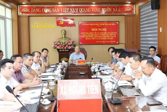 Ông Cao Văn Cường, Phó Chủ tịch UBND tỉnh Thanh Hóa làm việc với chính quyền các địa phương và chủ đầu tư để tháo gỡ khó khăn, vướng mắc, đẩy nhanh tiến độ các dự án du lịch tại biển Hải Tiến (Ảnh: VP UBND tỉnh Thanh Hóa).