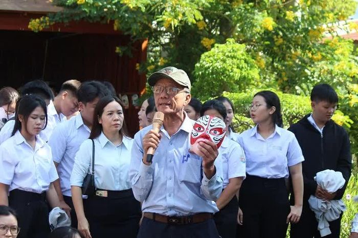 Giới thiệu mặt nạ tuồng.