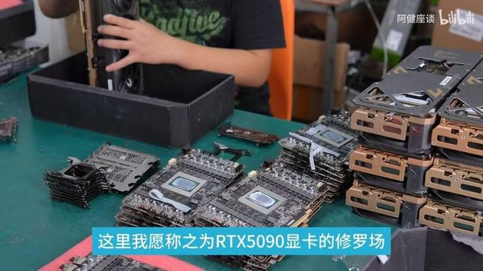 Các công nhân đang tháo gỡ RTX 5090 ra khỏi máy chơi game. Ảnh: Wccftech.