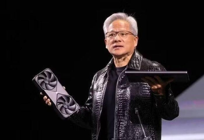 CEO Nvidia giới thiệu card RTX 5090. Ảnh: Creaders,