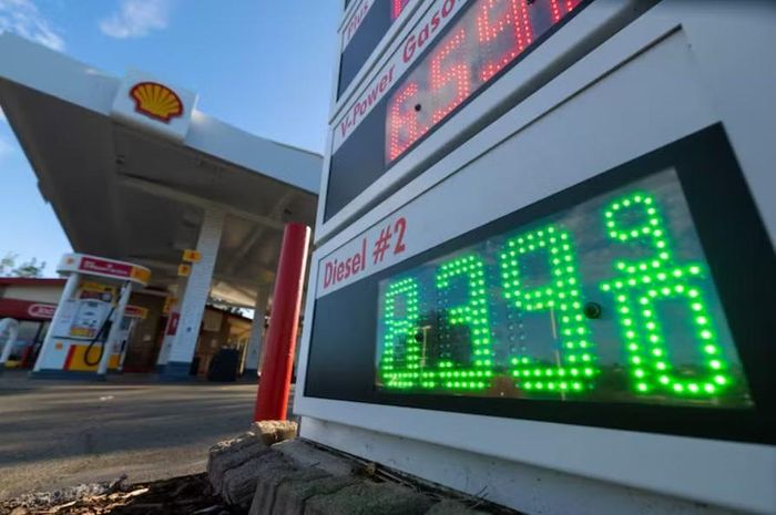 Giá dầu diesel hiện hành được hiển thị tại một trạm xăng ở Encinitas, California, Mỹ, ngày 21/10. Ảnh: Reuters.