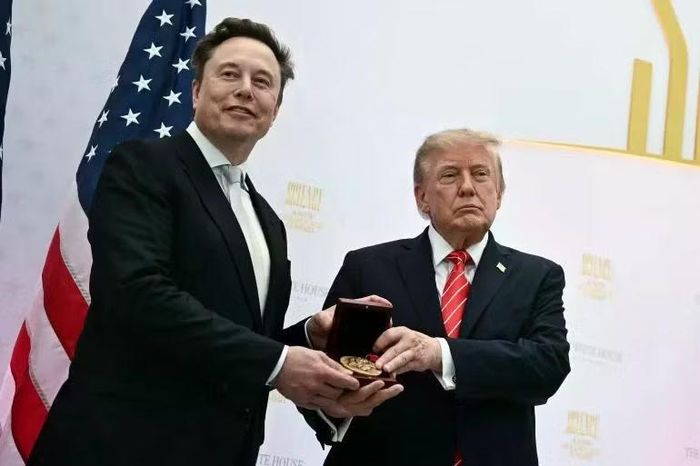 Tổng thống Mỹ Donald Trump trao tặng Huân chương Khoa học Quốc gia cho Elon Musk trong Hội nghị Thượng đỉnh "Thời kỳ Vàng son của Đổi mới Sáng tạo Mỹ" tại Viện Hòa bình ở Washington, DC. Ảnh: AFP.