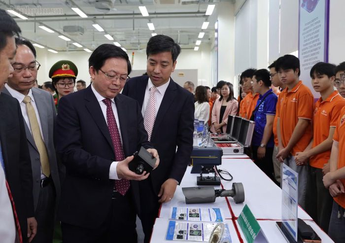 Phó Thủ tướng Hồ Quốc Dũng tham quan Phòng thí nghiệm đóng gói và đo kiểm chip bán dẫn. Ảnh: VGP.