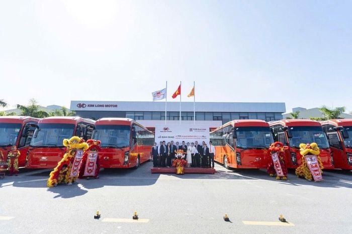 Lễ bàn giao xe bus giường nằm thuần điện của Kim Long Motor cho FuTa Bus Lines. Ảnh: TTXVN phát 