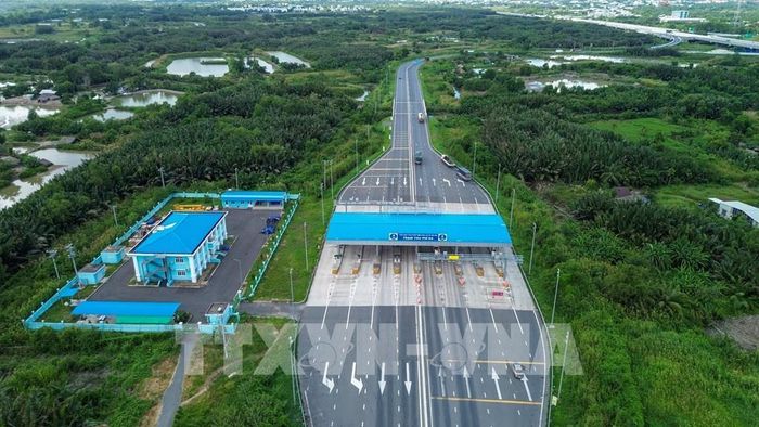 Hoạt động thu phí điện tử không dừng trên tuyến cao tốc góp phần nâng cao hiệu quả quản lý, khai thác tuyến đường. Ảnh: Giang Phương - TTXVN