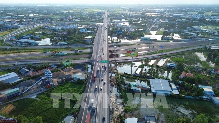 Tuyến cao tốc Bến Lức – Long Thành mở rộng kết nối các khu công nghiệp với hệ thống cảng biển, góp phần thúc đẩy giao thương liên vùng. Ảnh: Giang Phương - TTXVN