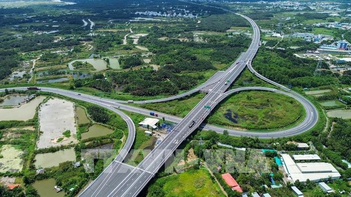 Hạ tầng giao thông tỉnh Tây Ninh kết nối với cao tốc, tạo điều kiện thuận lợi cho hoạt động vận chuyển hàng hóa, kết nối vùng sản xuất với các đầu mối giao thương và cảng biển. Ảnh: Giang Phương - TTXVN