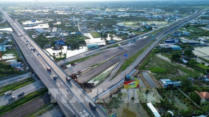 Cao tốc Bến Lức – Long Thành từng bước phát huy hiệu quả, tạo thuận lợi cho hoạt động vận chuyển hàng hóa và phát triển logistics. Ảnh: Giang Phương - TTXVN