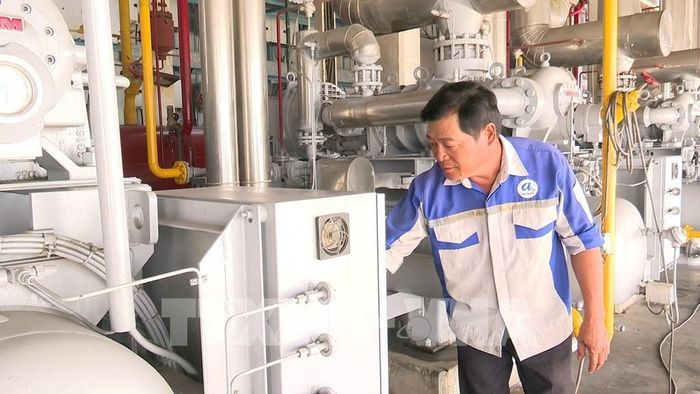 Công nhân Công ty Cổ phần Anpha-AG ở Khu công nghiệp Long Hậu, tỉnh Tây Ninh điều hành hệ thống máy. Ảnh: Thanh Bình -TTXVN