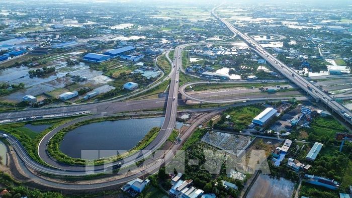 Tuyến cao tốc Bến Lức – Long Thành góp phần rút ngắn thời gian di chuyển, tăng cường kết nối giao thông giữa Đông Nam Bộ và Đồng bằng sông Cửu Long. Ảnh: Giang Phương - TTXVN