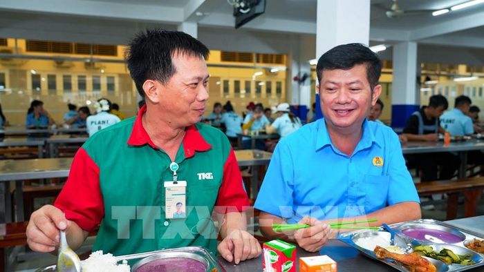 Lãnh đạo Liên đoàn Lao động tỉnh Tây Ninh cùng dùng “Bữa cơm Công đoàn”, trò chuyện và chia sẻ với công nhân. Ảnh: Minh Phú - TTXVN