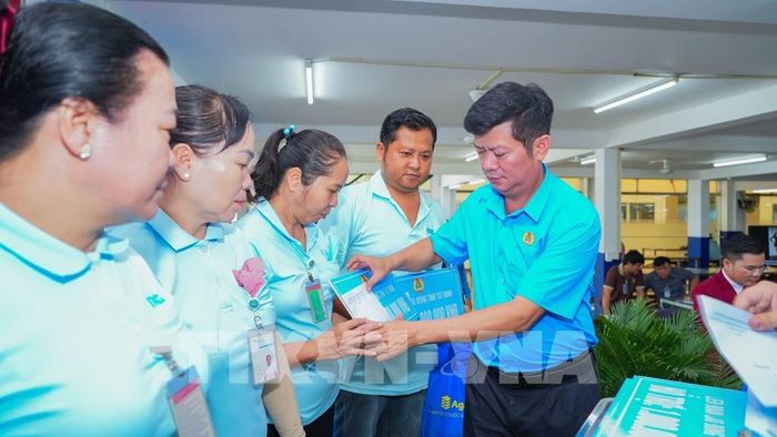 Lãnh đạo Liên đoàn Lao động tỉnh Tây Ninh trao quà, động viên công nhân tại chương trình chăm lo người lao động ở doanh nghiệp trên địa bàn. Ảnh: Minh Phú - TTXVN