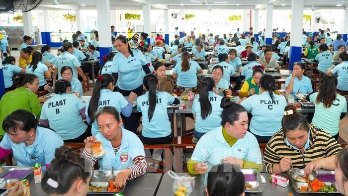Chương trình “Bữa cơm Công đoàn” góp phần cải thiện chất lượng bữa ăn, chăm lo sức khỏe, tăng cường gắn kết giữa người lao động với tổ chức Công đoàn và doanh nghiệp. Ảnh: Minh Phú – TTXVN