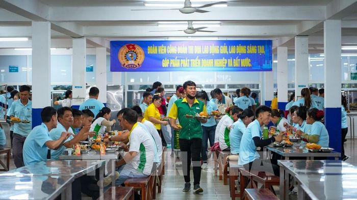 Công nhân, người lao động tham gia “Bữa cơm Công đoàn” tại Công ty Cổ phần TKG Taekwang, xã Bến Cầu, tỉnh Tây Ninh. Ảnh: Minh Phú - TTXVN
