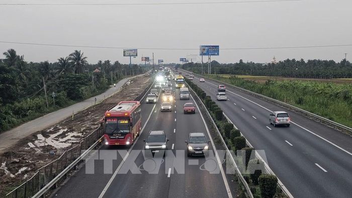 Xe ô tô di chuyển trên cao tốc. Ảnh: TTXVN phát