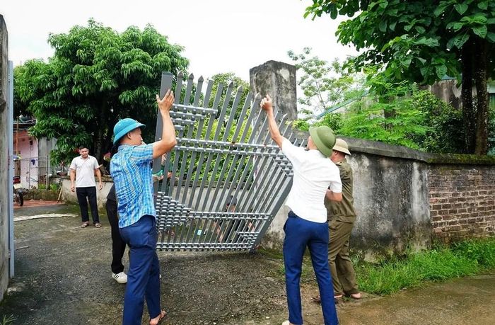 Người dân phối hợp cùng chính quyền địa phương giải phóng mặt bằng để làm đường tại thôn An Bá, xã Sơn Động, thành phố Bắc Ninh. Ảnh: Danh Lam