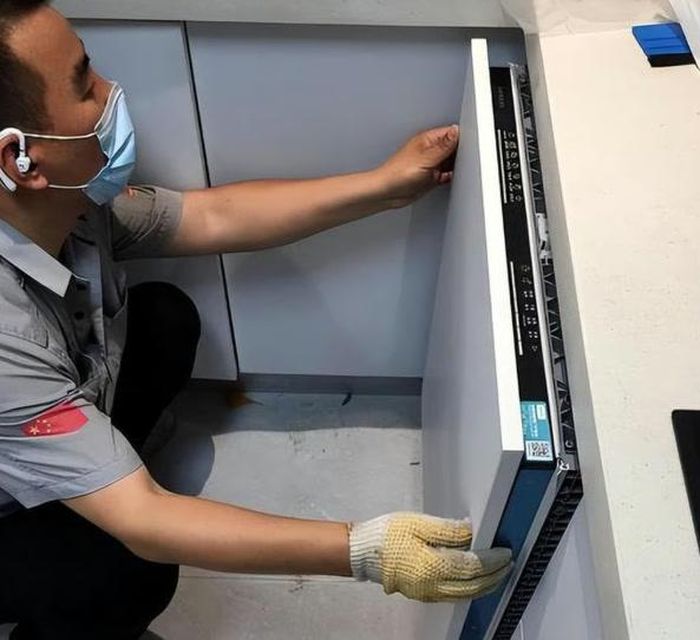 Người chồng tức giận yêu cầu nhân viên lắp đặt dừng công việc. (Ảnh: 163.com)