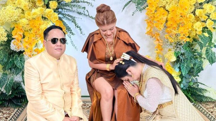 Người vợ cả dẫn đầu đoàn rước sính lễ trong đám cưới của chồng với người phụ nữ thứ hai tại Thái Lan. Ảnh: Khaosod English