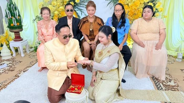 Đám cưới đặc biệt thu hút sự chú ý của cộng đồng mạng khi người vợ cả trực tiếp tham gia tổ chức hôn lễ cho chồng và vợ hai. Ảnh: Khaosod English