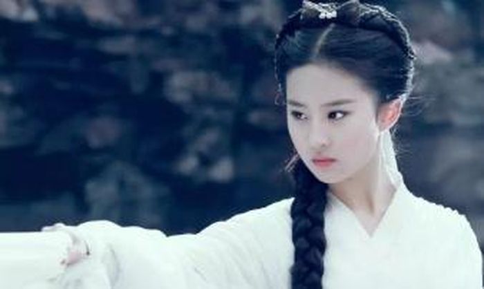 Lưu Diệc Phi mang đến hình ảnh Tiểu Long Nữ trong trẻo, thoát tục, góp phần tạo nên một phiên bản được khán giả Hoa ngữ nhớ đến qua nhiều năm.