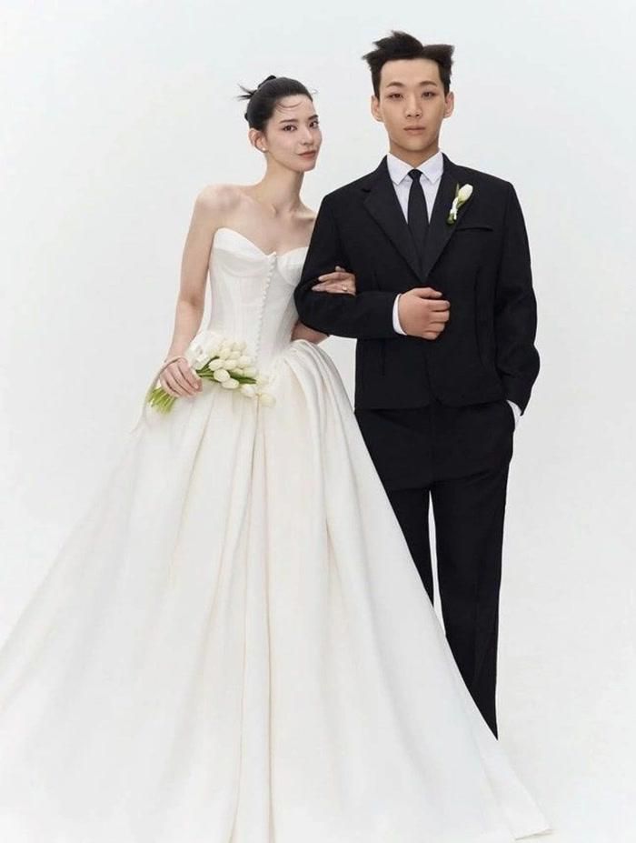 Ngày 18/10 vừa qua, cặp đôi chính thức tổ chức đám cưới và nhận được nhiều lời chúc mừng. 