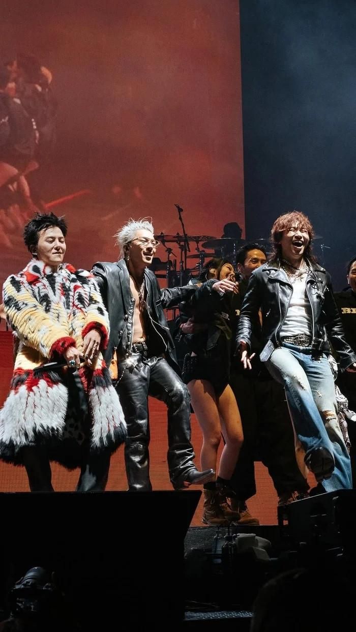 Đông đảo khán giả theo dõi, ủng hộ hai đêm nhạc của BIGBANG tại Hà Nội.