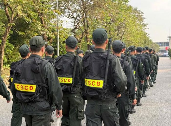 Lực lượng bảo vệ hùng hậu được huy động trong đêm concert thứ hai của Big Bang. Ảnh: báo Tiền Phong