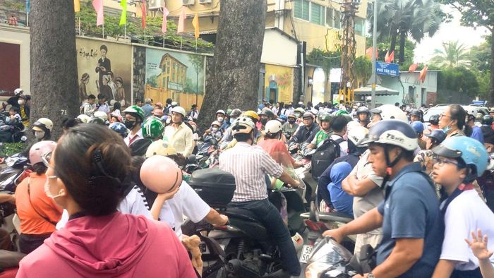Trước nhiều cổng trường, phụ huynh vẫn đứng dưới lòng đường dù lực lượng chức năng thường xuyên kiểm tra, nhắc nhở