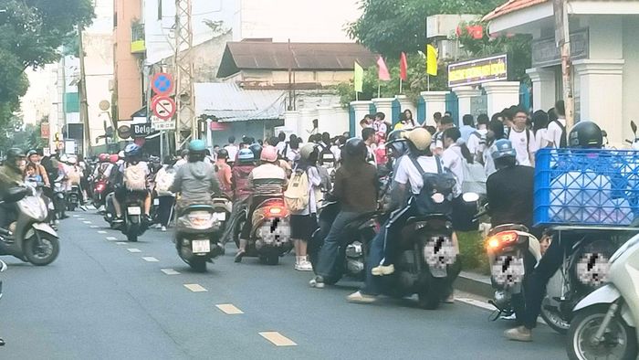 Tình trạng phức tạp về an toàn giao thông trước cổng trường học