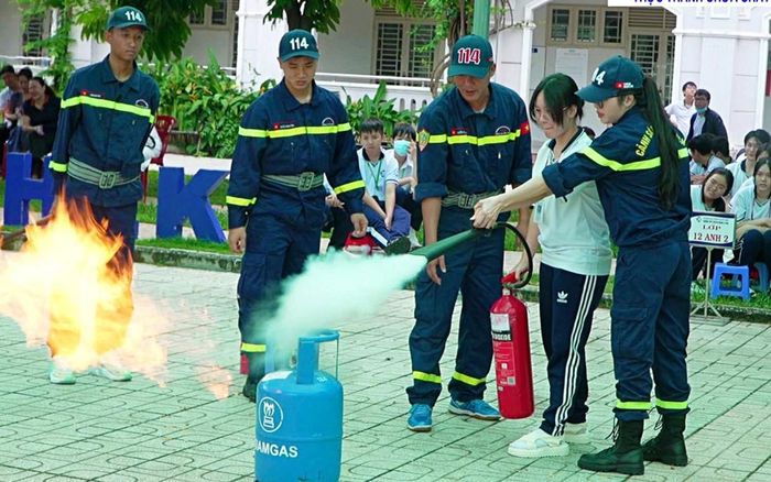 Hướng dẫn học sinh phòng cháy chữa cháy. Ảnh minh họa