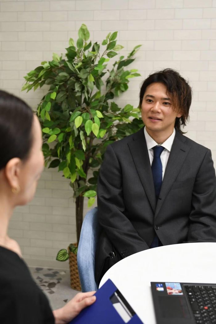 Anh Taizen Yasuda trò chuyện của chuyên viên tư vấn của công ty IBJ