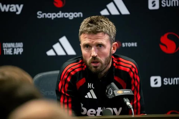 Michael Carrick đang chịu áp lực rất lớn tại câu lạc bộ . Ảnh: Getty