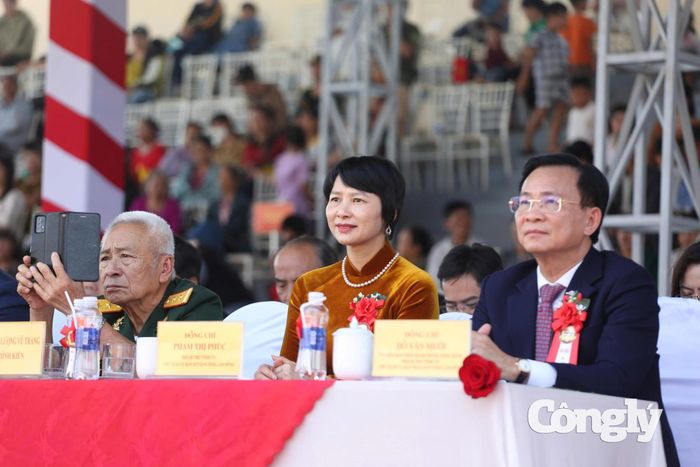 Ông Hồ Văn Mười, Ủy viên Trung ương Đảng, Chủ tịch UBND tỉnh Lâm Đồng và đại biểu tham dự buổi lễ.