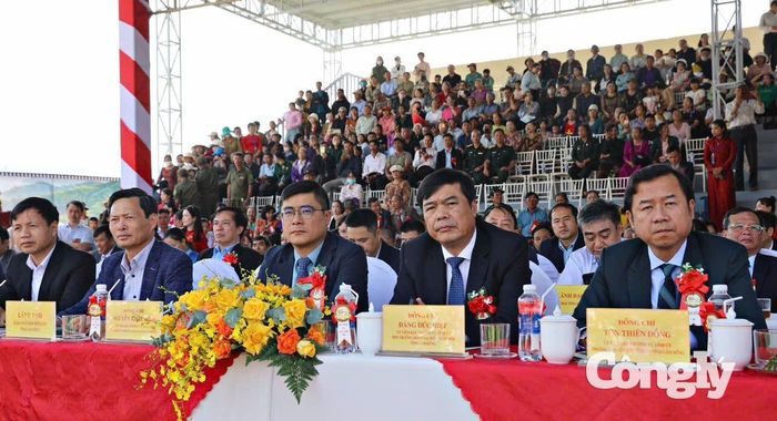 Lãnh đạo các sở, ngành tham dự buổi lễ.