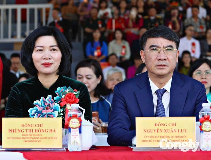 Bà Phùng Thị Hồng Hà, Phó Bí thư Thành ủy, Chủ tịch HĐND; Phó Trưởng Đoàn ĐBQH TP Hà Nội; ông Nguyễn Xuân Lưu, Ủy viên Ban Thường vụ Thành ủy, Phó Chủ tịch UBND TP Hà Nội tham dự buổi lễ.