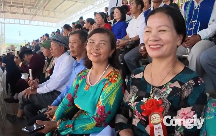 Lễ kỷ niệm có sự tham dự của các thế hệ cán bộ, thanh niên xung phong và người dân vùng kinh tế mới.