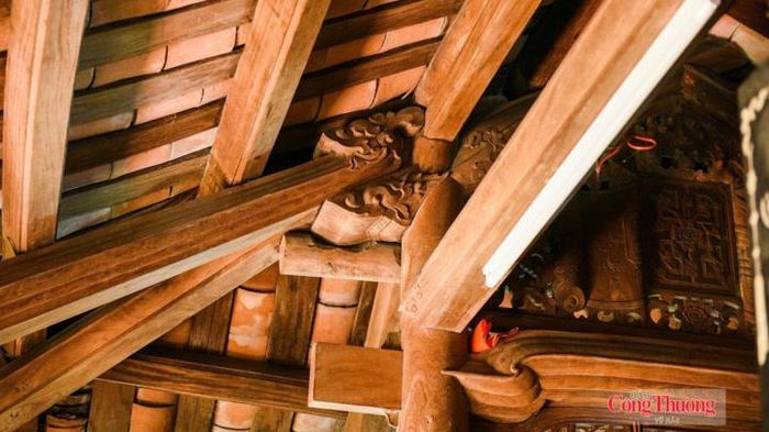Nét kiến trúc nhà rường gỗ cổ kính, vững chãi hàng trăm năm tuổi vẫn được gia đình ông Nguyễn Đình Mẫn gìn giữ nguyên vẹn qua nhiều thế hệ.