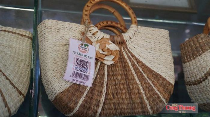 Từ bàn tay khéo léo của người dân xứ Tiên, những chiếc mo cau thô cứng trở thành sản phẩm thủ công tinh xảo, theo chân du khách đến khắp nơi trên thế giới.