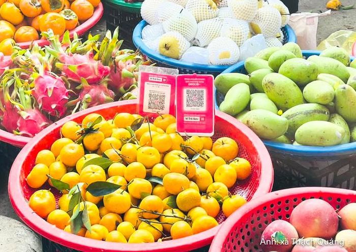 Đối với người dân kinh doanh nhỏ lẻ tại chợ dân sinh, việc sử dụng mã QR giúp quá trình thanh toán diễn ra nhanh chóng, hạn chế tình trạng thiếu tiền lẻ hoặc nhầm lẫn khi trả tiền thừa.