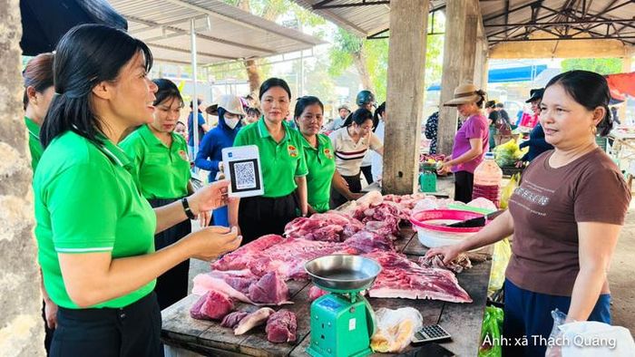 Đặc biệt, sự hỗ trợ trực tiếp từ lực lượng chức năng có ý nghĩa quan trọng, giúp giảm tâm lý e ngại khi tiếp cận phương thức thanh toán mới.