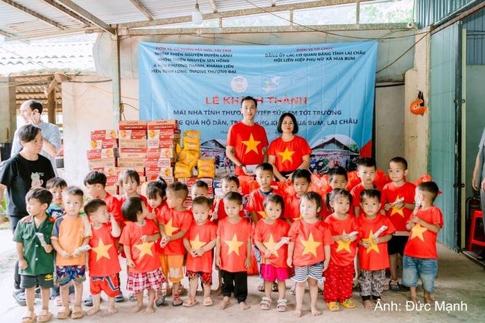 Anh Viên Đình Long cùng một số nhóm thiện nguyện, bạn bè tổ chức chương trình trao quà từ thiện cho trẻ em, hộ dân có hoàn cảnh khó khăn tại tỉnh Lai Châu.