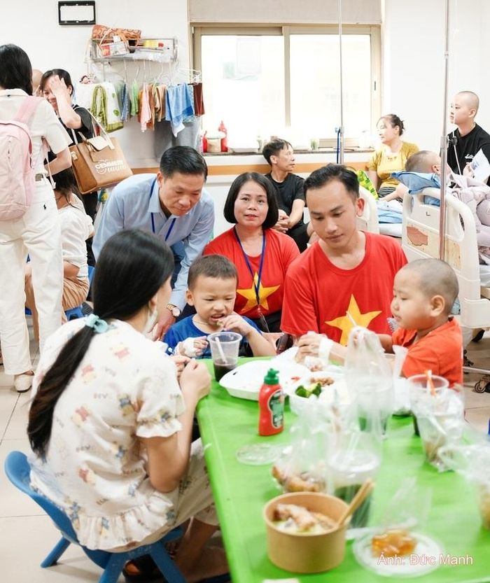 Ngoài việc hỗ trợ người dân ở các vùng sâu, vùng xa, nhóm thiện nguyện của anh Long thường xuyên hỗ trợ các bệnh nhân có hoàn cảnh khó khăn tại nhiều bệnh viện.